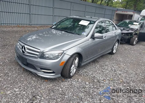 2011 Mercedes-Benz C 300 Sport 4Matic z USA, uszkodzony, nr VIN WDDGF8BB7BF652338